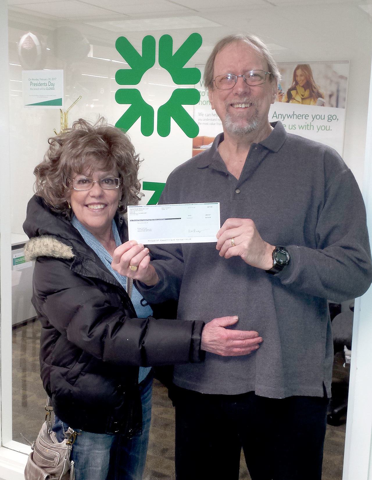 Everybody is all smiles a Lucky Bob shows off his winnings. (Saralee Perel photo)