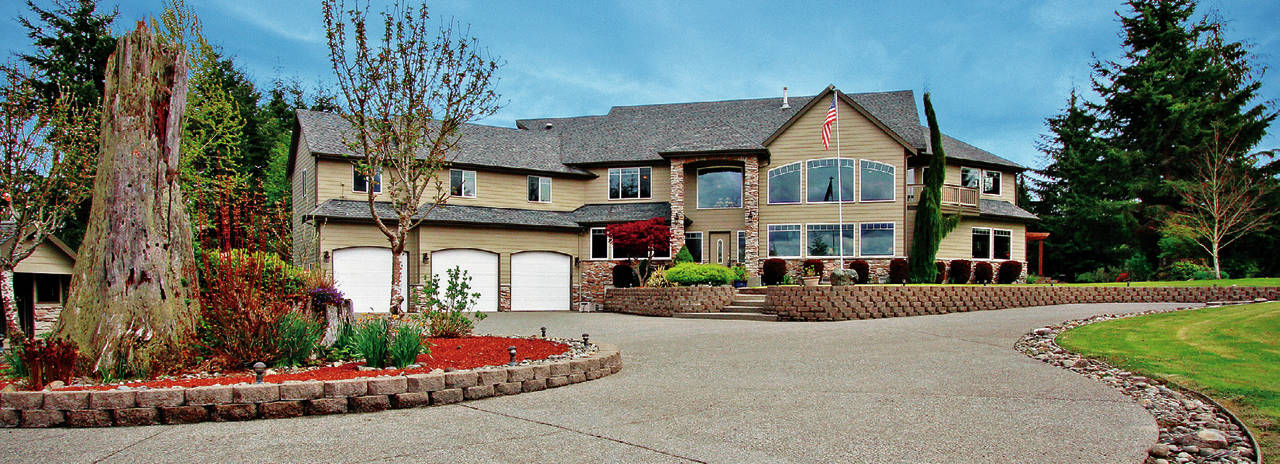 Extraordinary Newberg Crest home on acreage