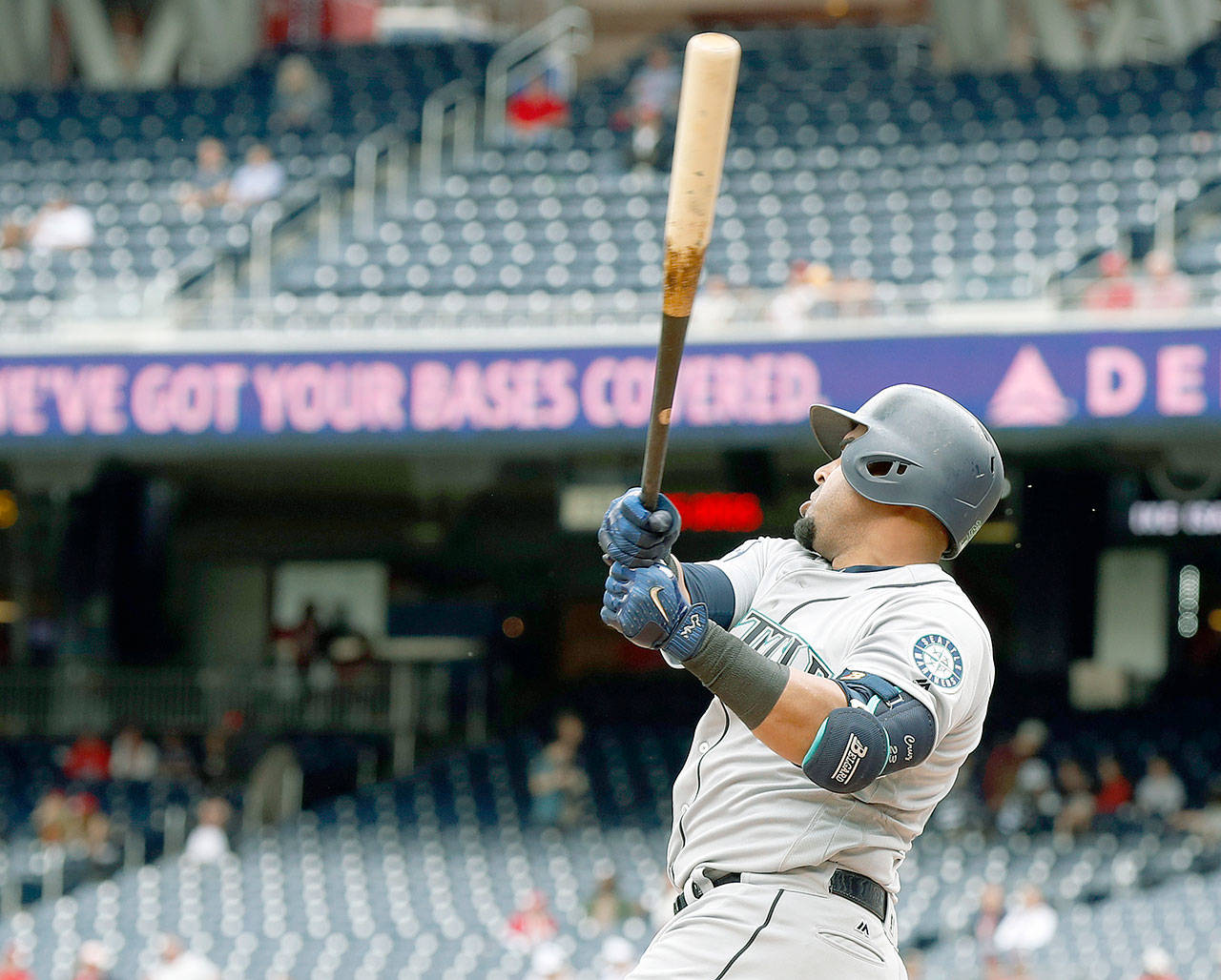 Cruz’s homer lifts M’s to 4-2 win, snaps 5-game losing streak