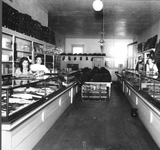 Glassberg Family, Northwest Room, Everett Public Library, 1907. (Everett Public Library photo)