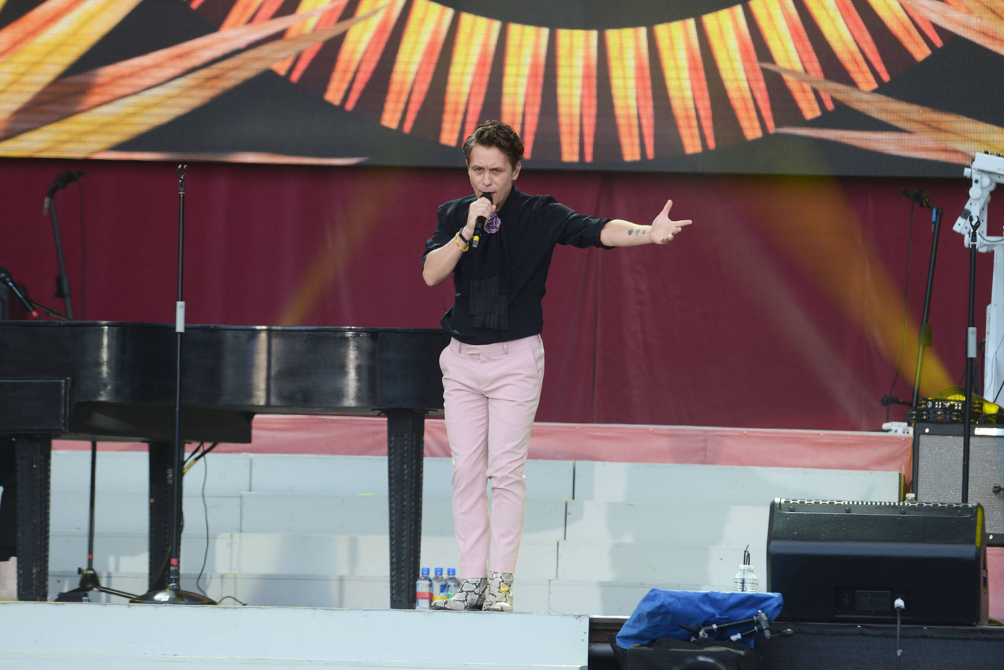 Grande returns to Manchester to honor victims with benefit