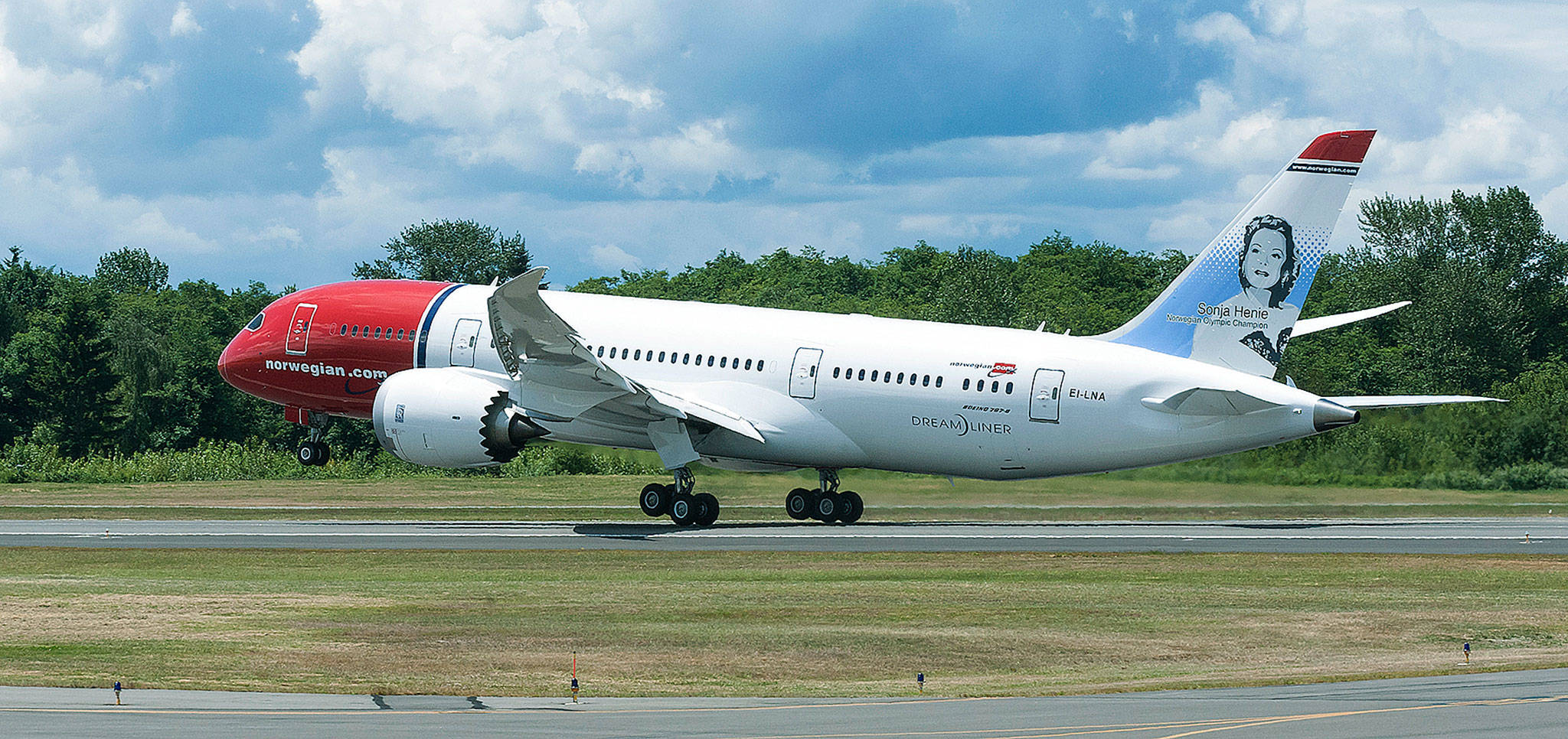 A Norwegian Air Boeing 787 takes off for a test flight from Paine Field in Everett in 2013. (Boeing Co.)