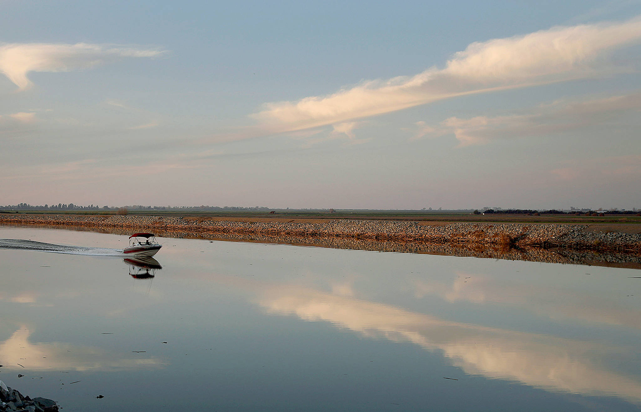 A motorboat cruises down Whiskey Slough in the Sacramento-San Joaquin Delta, just outside of Stockton, California. (Katie Falkenberg/Los Angeles Times/TNS)