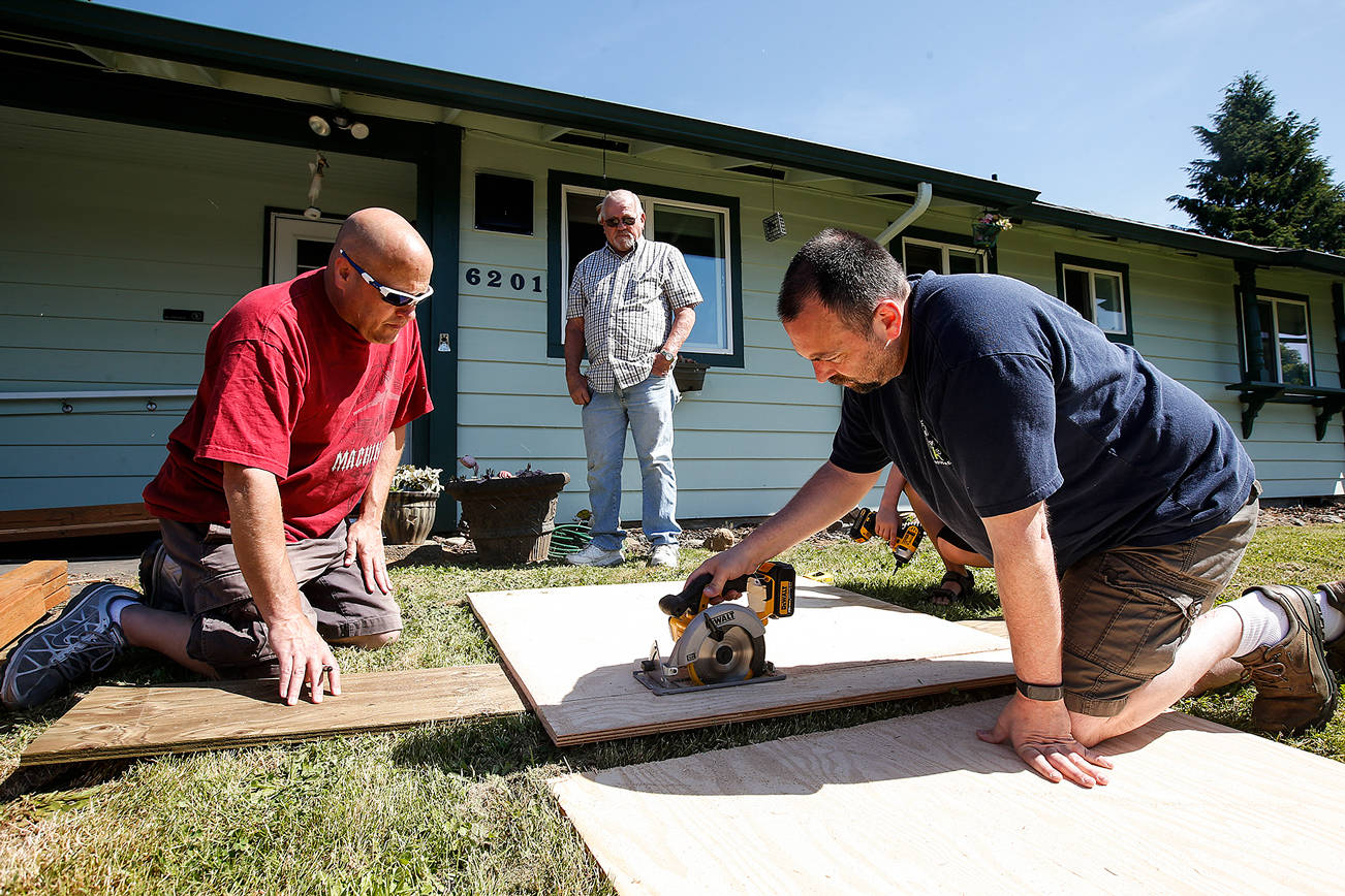 Volunteers build wheelchair ramps through Machinists program