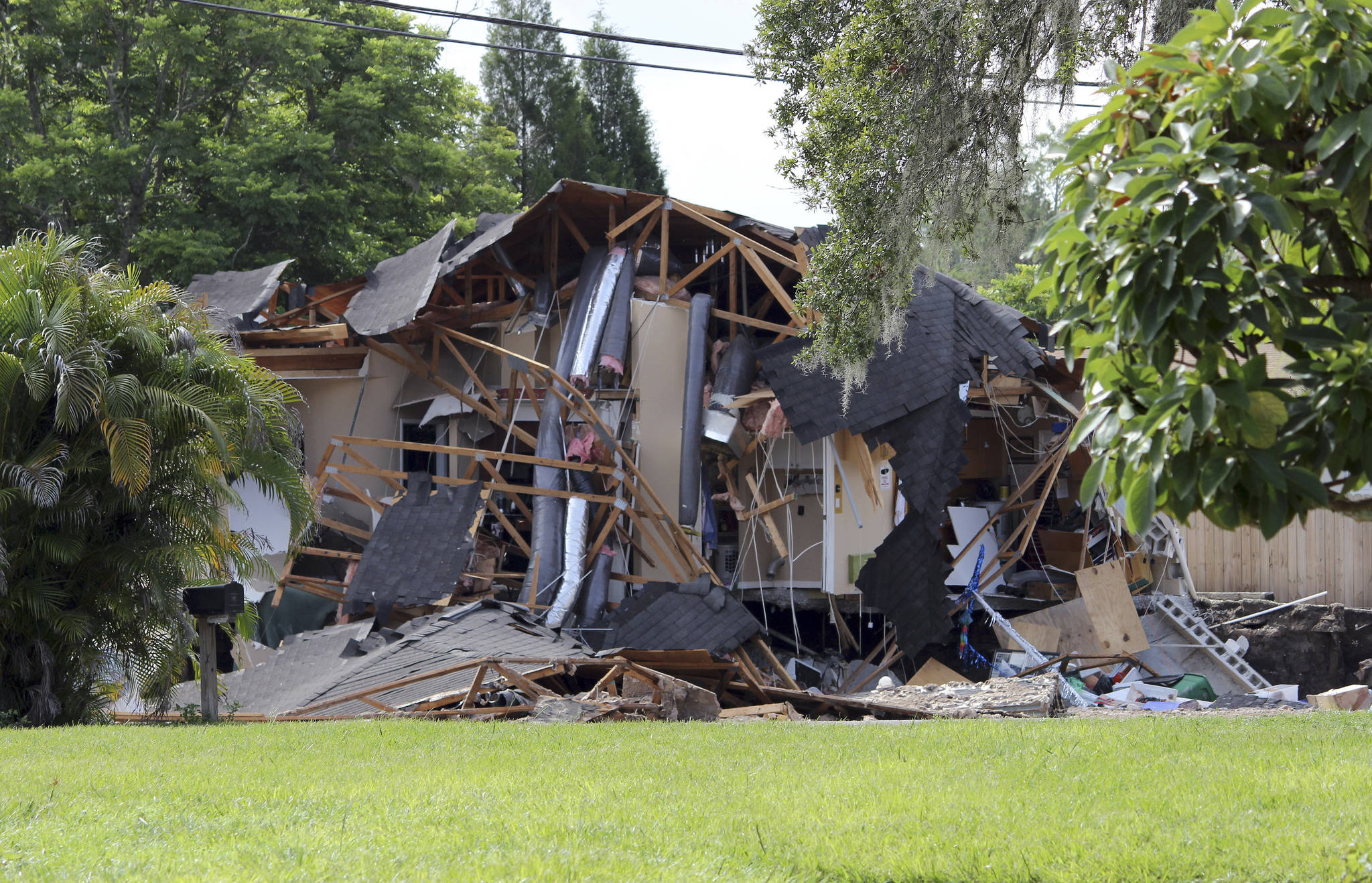 2 homes, 1 boat swallowed by growing sinkhole in Florida