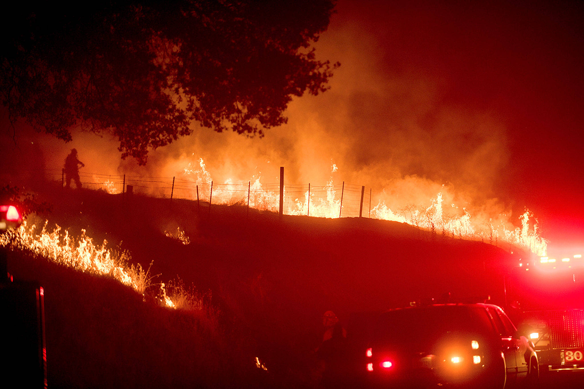 California blaze threatens 1,500 structures near Yosemite