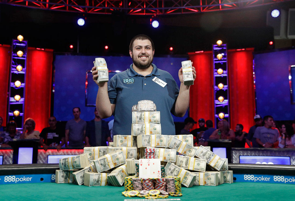 Scott Blumstein poses for photographers after winning the World Series of Poker main event, Sunday, July 23, 2017, in Las Vegas. (AP Photo/John Locher)
