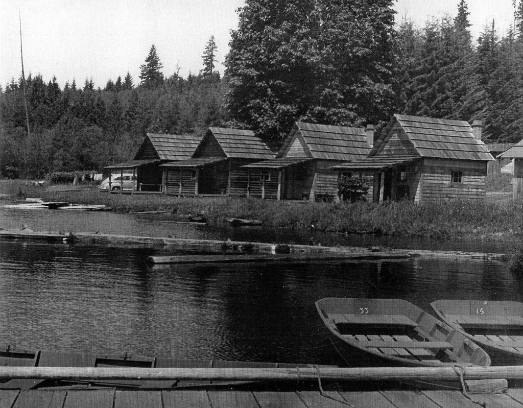 A view of the cabins that Richard Roesiger built on his lakefront property and turned into a resort, taken around 1950. Courtesy of Granite Falls History Museum.
