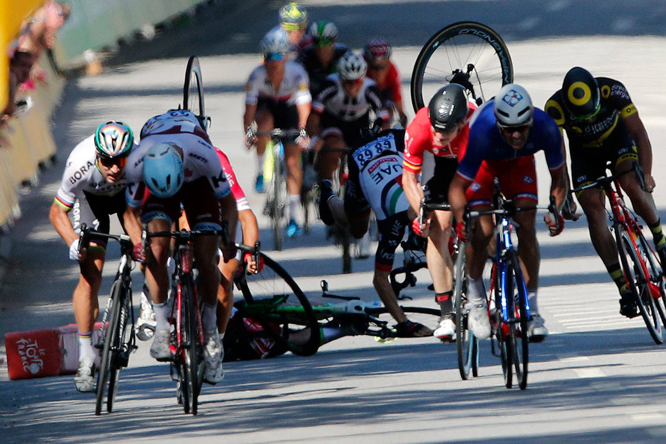 Cavendish withdraws, Sagan disqualified after Tour crash