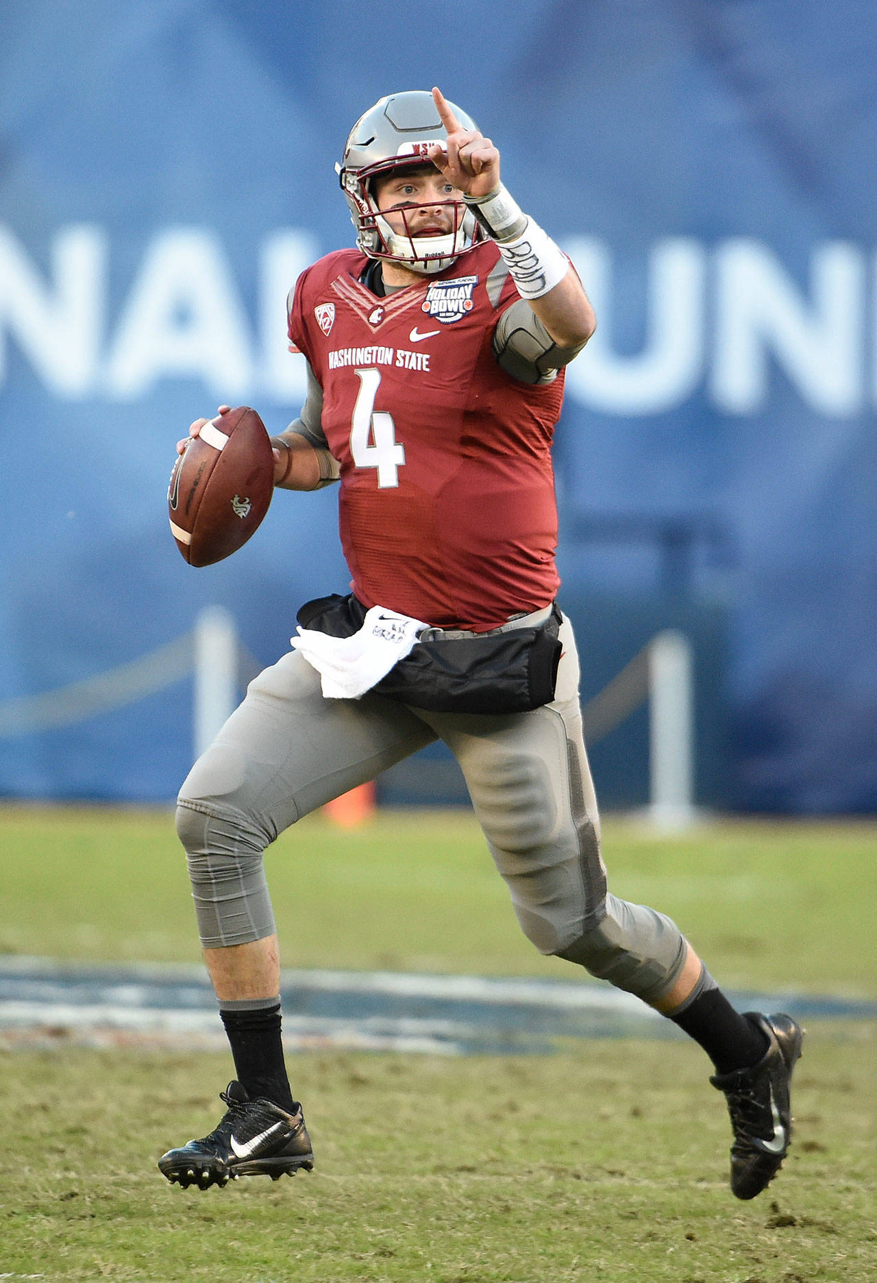 Washington State quarterback Luke Falk (4) looking for a receiver during the first half of the Holiday Bowl on Dec. 27, 2016, in San Diego. (AP Photo/Denis Poroy)