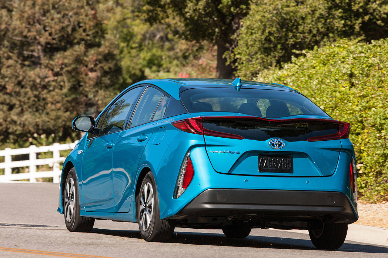 Toyota Prius Prime cuts seating to four, boosts mileage