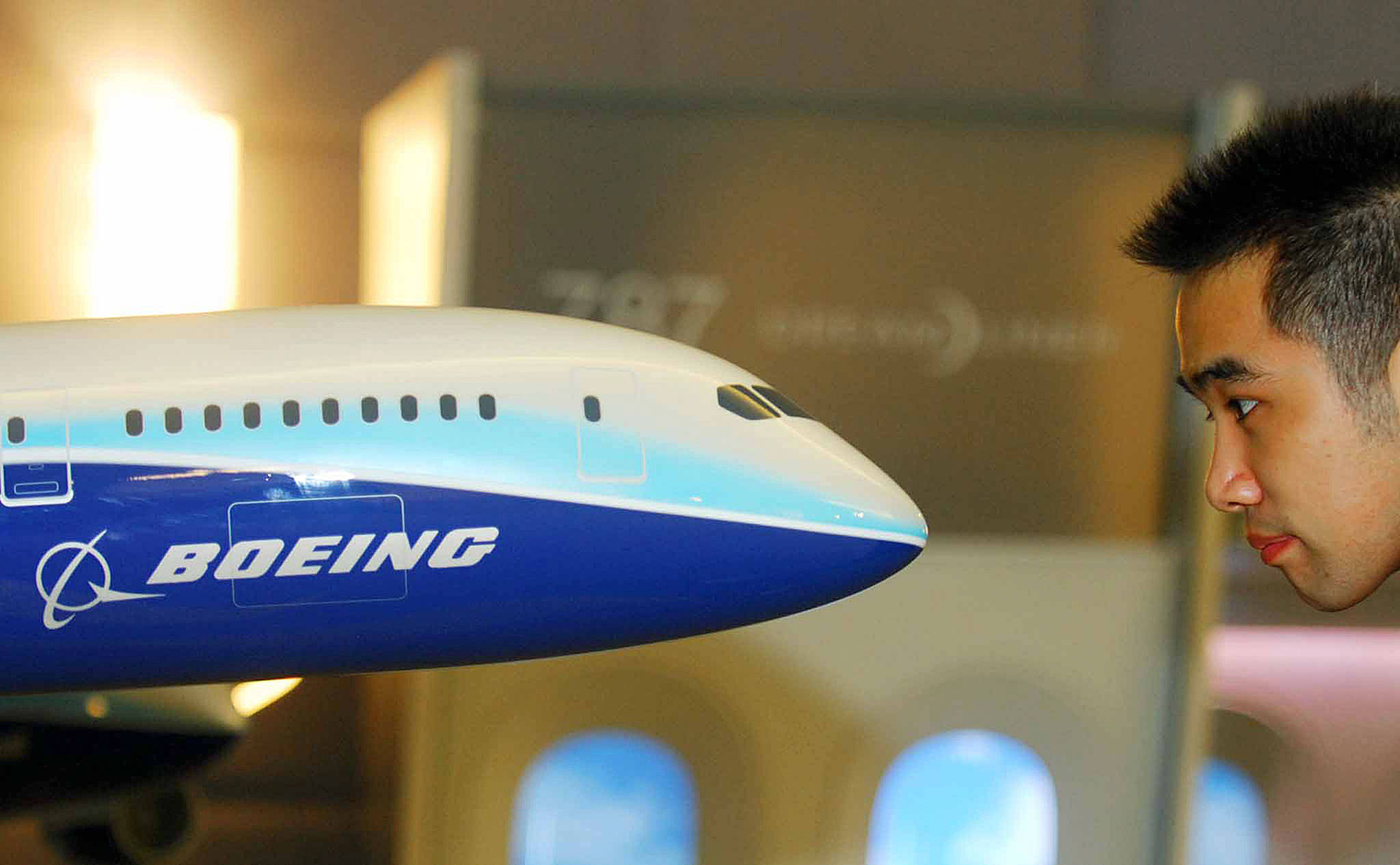 A visitor looks at a model of Boeing 787 Dreamliner in Shanghai, China, in 2006 during a multimedia program to introduce the airliner. (Xinhua/Wang Jianhua)