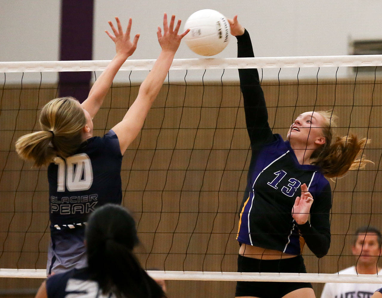 Glacier Peak’s Emily Jameson (left) and Lake Stevens’ Hayley Muir contend for a point at the net during a match on Sept. 20, 2017, at Lake Stevens High School. Lake Stevens defeated Glacier Peak 3-0. (Kevin Clark / The Herald)