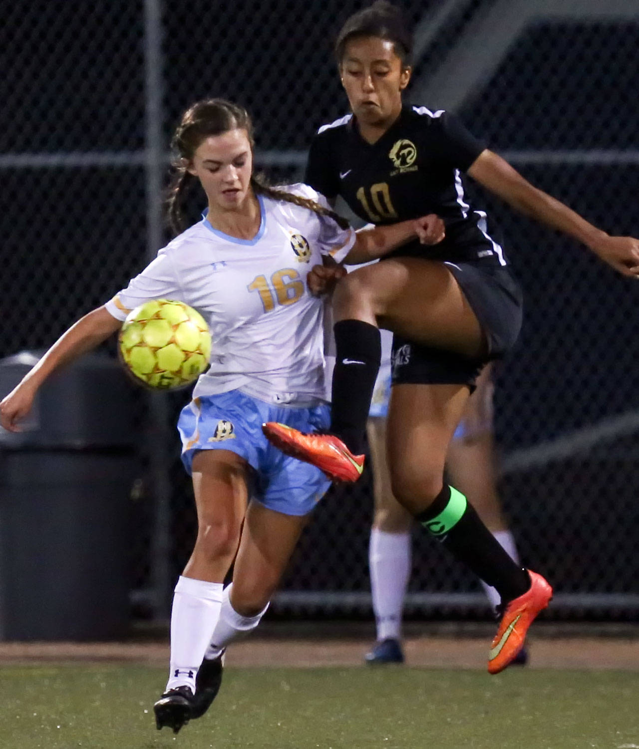 Everett’s Charlotte Ogorsolka (left) battles for the ball with Lynnwood’s Edna Yemane during a game Sept. 26, 2017, at Lincoln Field in Everett. (Kevin Clark / The Herald)