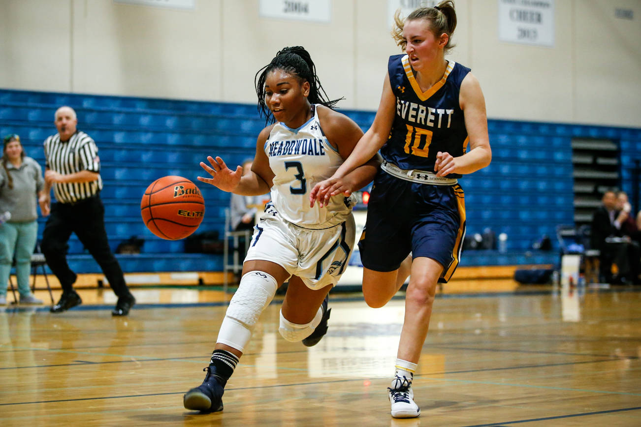 Meadowdale girls open season with 55-30 win over Everett