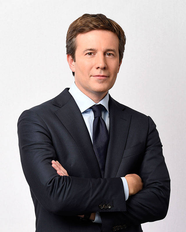 Jeff Glor will take over as the “CBS Evening News” anchor replacing Scott Pelley and his sub for the past several months, Anthony Mason. (CBS Broadcasting Inc.)