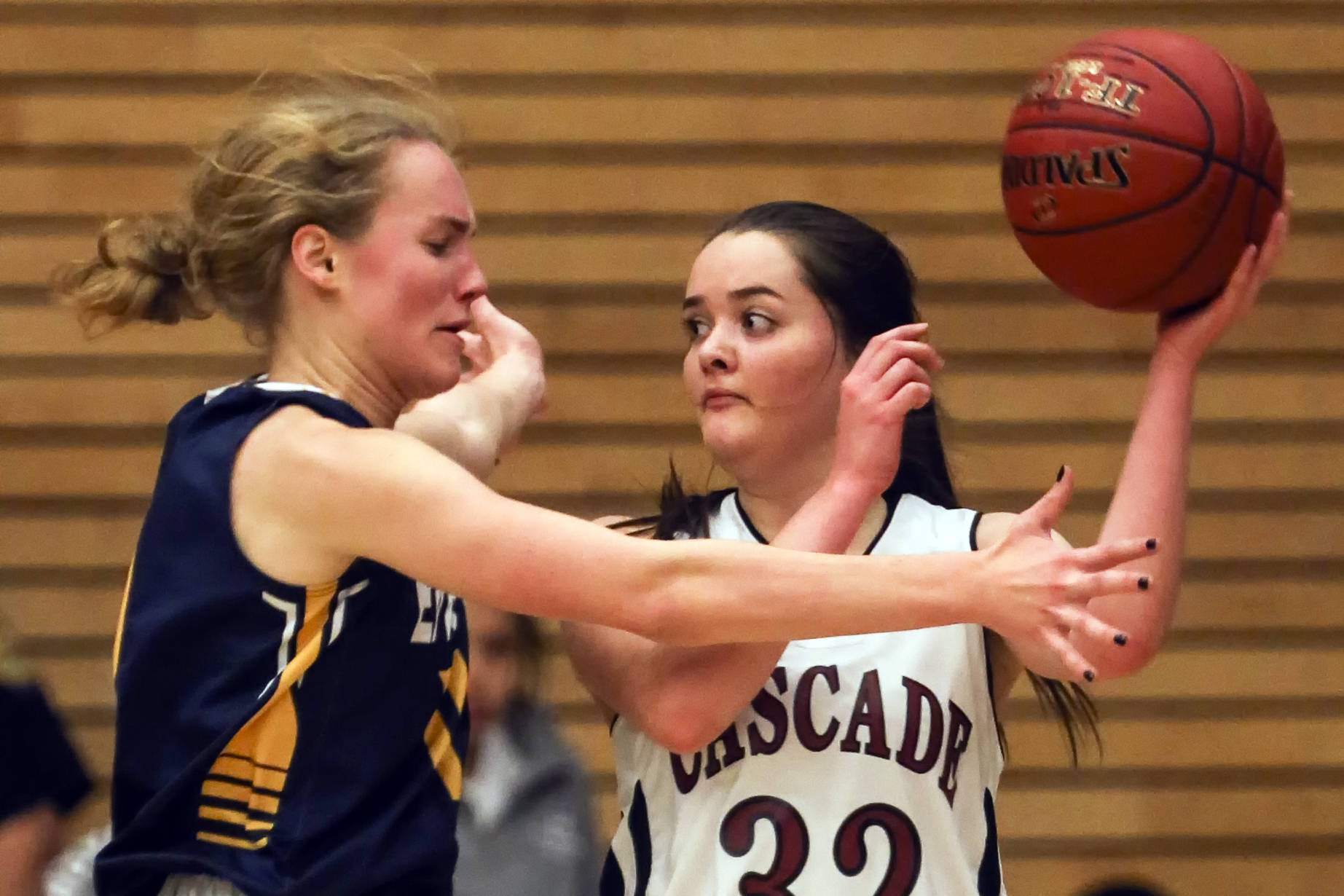 Everett’s Kate Pohland applies defensive pressure to Cascade’s Casey Lauritsen Friday night at Everett Community College in Everett on December 1, 2017. (Kevin Clark / The Herald)