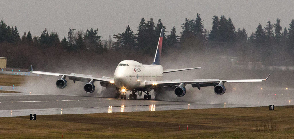 One of the last Delta Air Lines 747-400s, registration N674US, touches down at Paine Field on Monday. (Andy Bronson / The Herald) 
