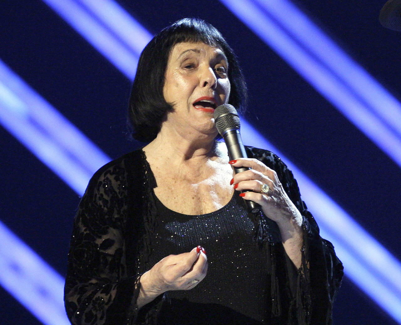 In this 2008 photo, Keely Smith presents an award at the 50th Annual Grammy Awards in Los Angeles. (AP Photo/Kevork Djansezian, File)