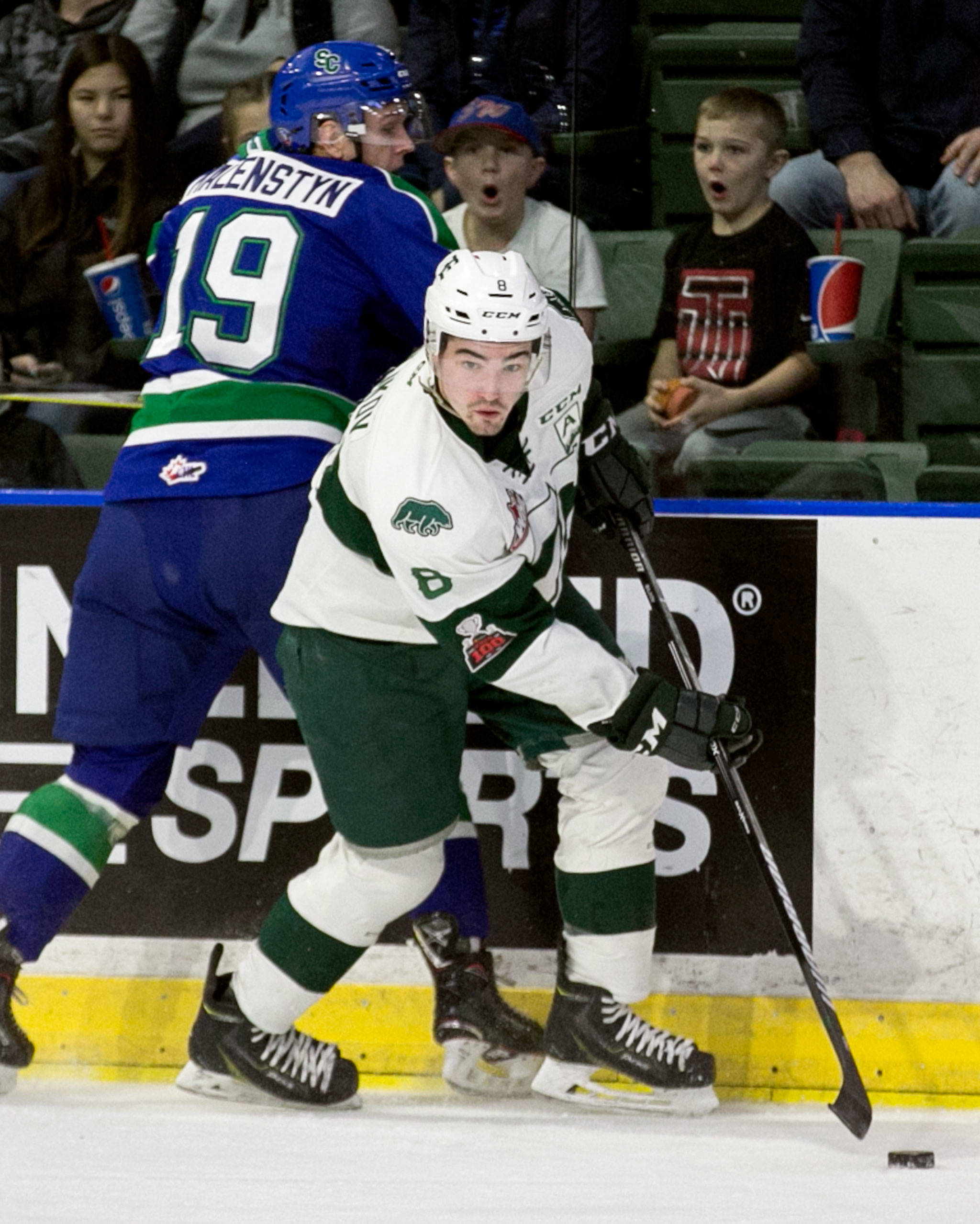 Everett’s Patrick Bajkov dodges a check attempt by Swift Current’s Beck Malenstyn Sunday afternoon at Angel of the Winds Arena in Everett on January 21, 2018. The Silvertips won 4-1. (Kevin Clark / The Daily Herald)