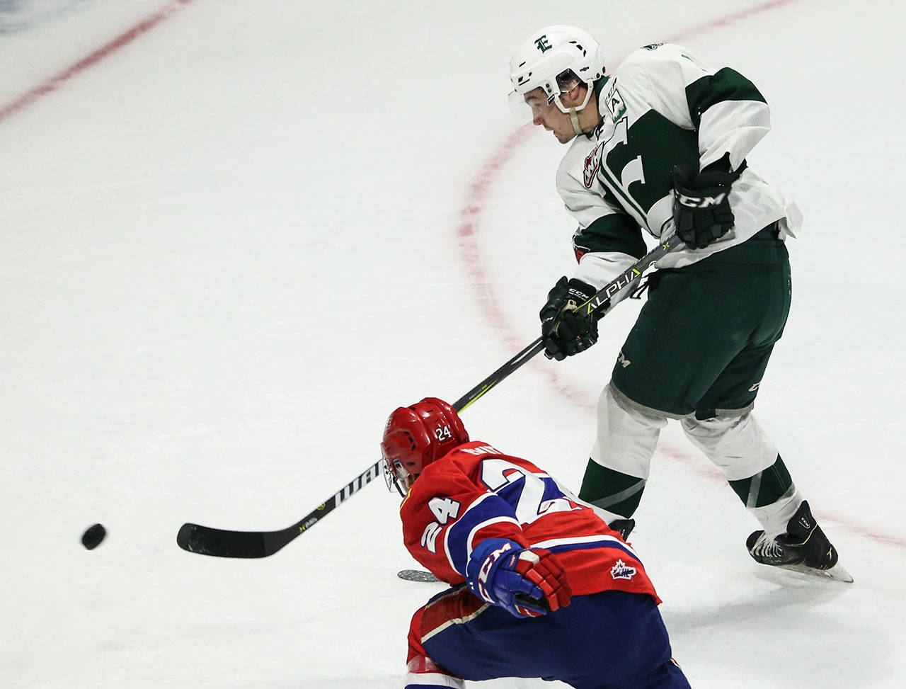 Silvertips’ Patrick Bajkov makes an assist to Matt Fonteyne for a goal as the Everett Silvertips took on the Spokane Chiefs at Angel of the Winds Arena on Sunday, Jan. 28, 2018 in Everett, Wa. (Andy Bronson / The Herald)