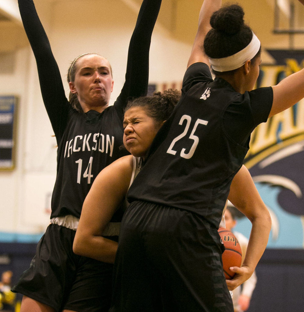 Mariner’s Nia Hawkins drives with Jackson’s Alexa Martin (left) and Sydney Carter defending during a Wesco 4A matchup Wednesday in Everett. Hawkins and the Marauders won 52-41. (Kevin Clark / The Daily Herald)
