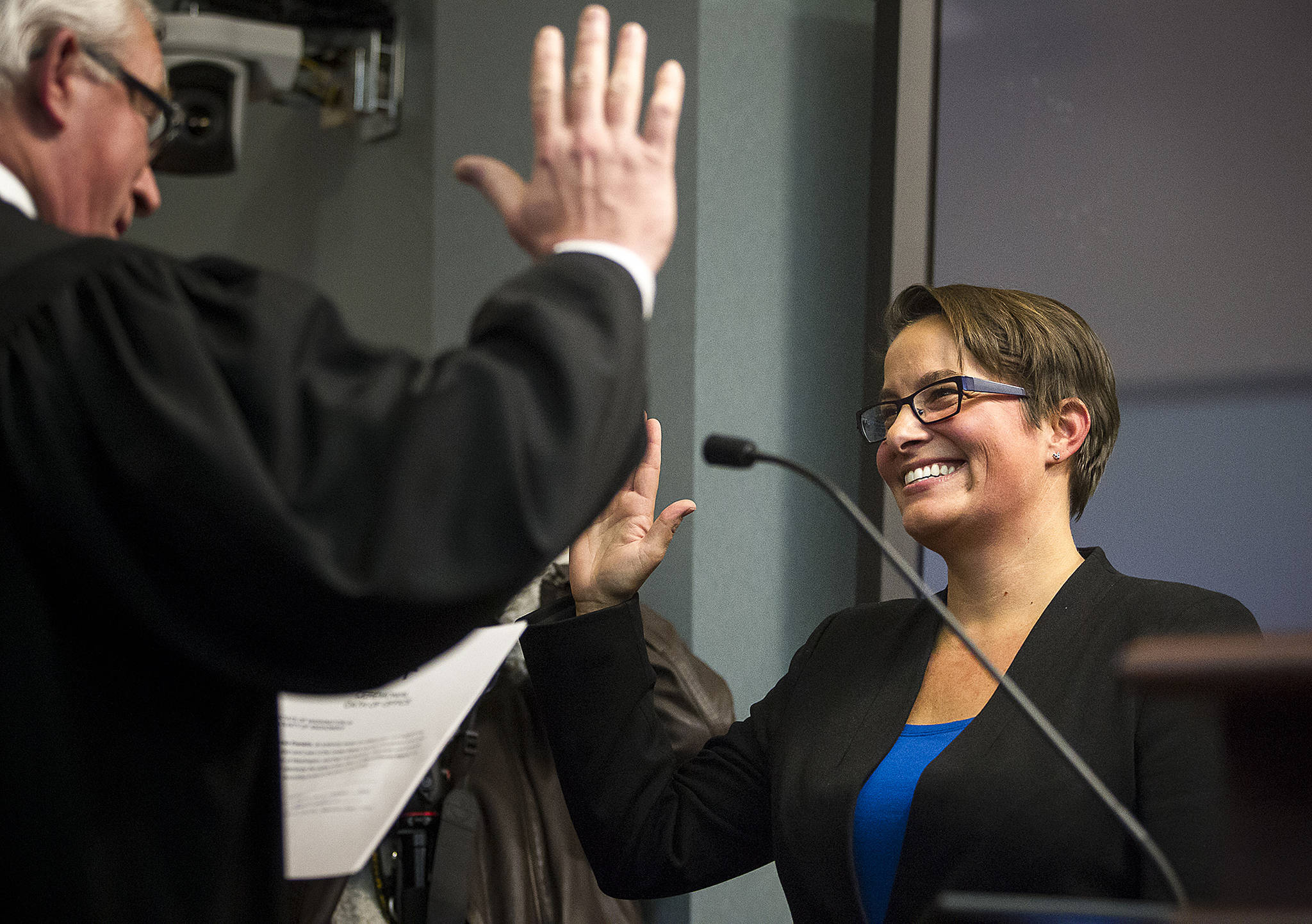 Cassie Franklin is sworn in as the Mayor of Everett by Snohomish County Superior Court Judge Joseph Wilson before a City Council meeting on Wednesday. (Ian Terry / The Herald)