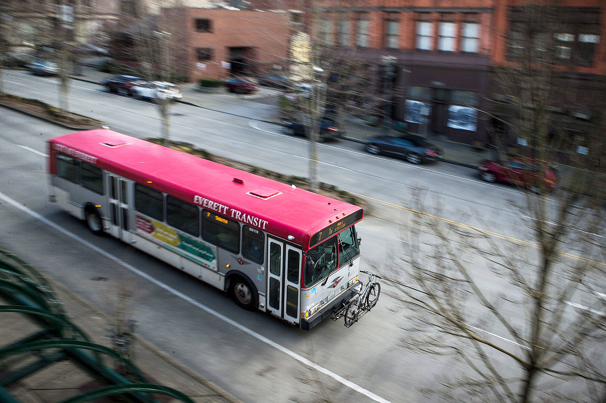 An Everett Transit bus drives along Hewitt Avenue in downtown Everett on Friday. (Ian Terry / The Herald)