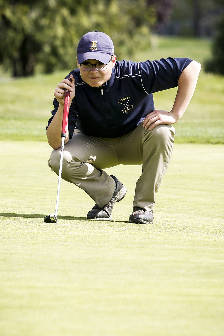 Everett High School’s Josef Koznek lines up a putt during a tournament last season at Legion Memorial Golf Course in Everett. (Ian Terry / The Herald)