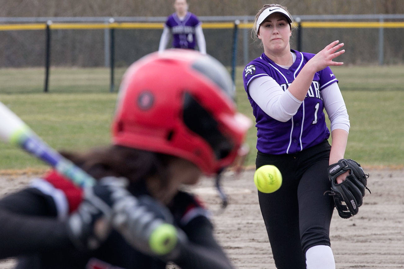 Edmonds-Woodway’s Kyra Collingridge throws a pitch against Mountlake Terrace’s Jenna Maxfield Wednesday afternoon at Mountlake Terrace High School on March 21, 2018. Edmonds-Woodway won 7-5. (Kevin Clark / The Daily Herald)