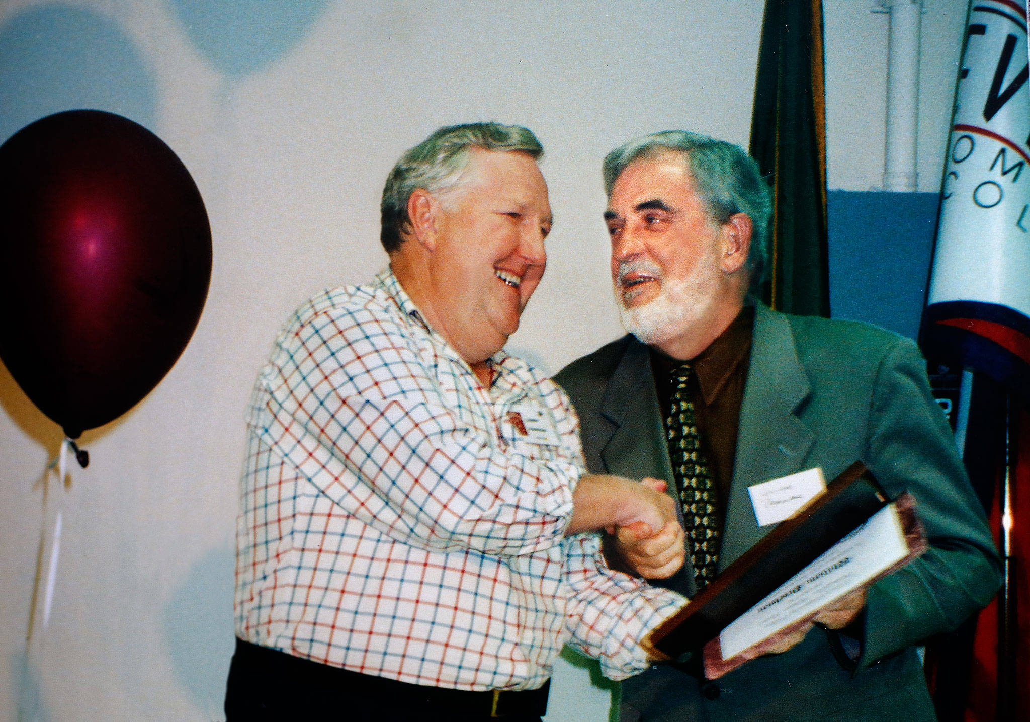 Bill Prochnau (right) received an Everett Junior College Distinguished Alumnus Award from then-Herald Publisher Larry Hanson at the college’s Grand Reunion in August 1997. Prochnau, a renowned journalist and author, died March 28 in Washington, D.C. (Photo courtesy Larry O’Donnell)