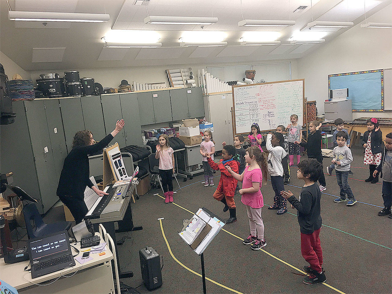 Meadowdale Elementary music class gets donated keyboard
