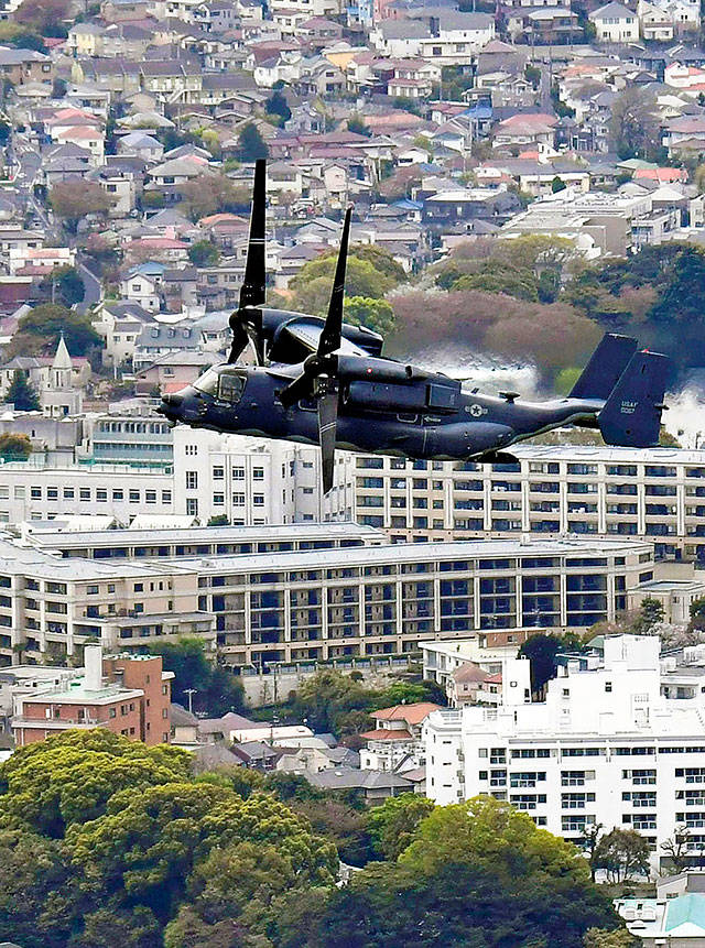 An Osprey tilt-rotor aircraft flies toward Yokota Air Base on Thursday. (The Japan News-Yomiuri)                                An Osprey tilt-rotor aircraft flies toward Yokota Air Base on Thursday. (The Japan News-Yomiuri)