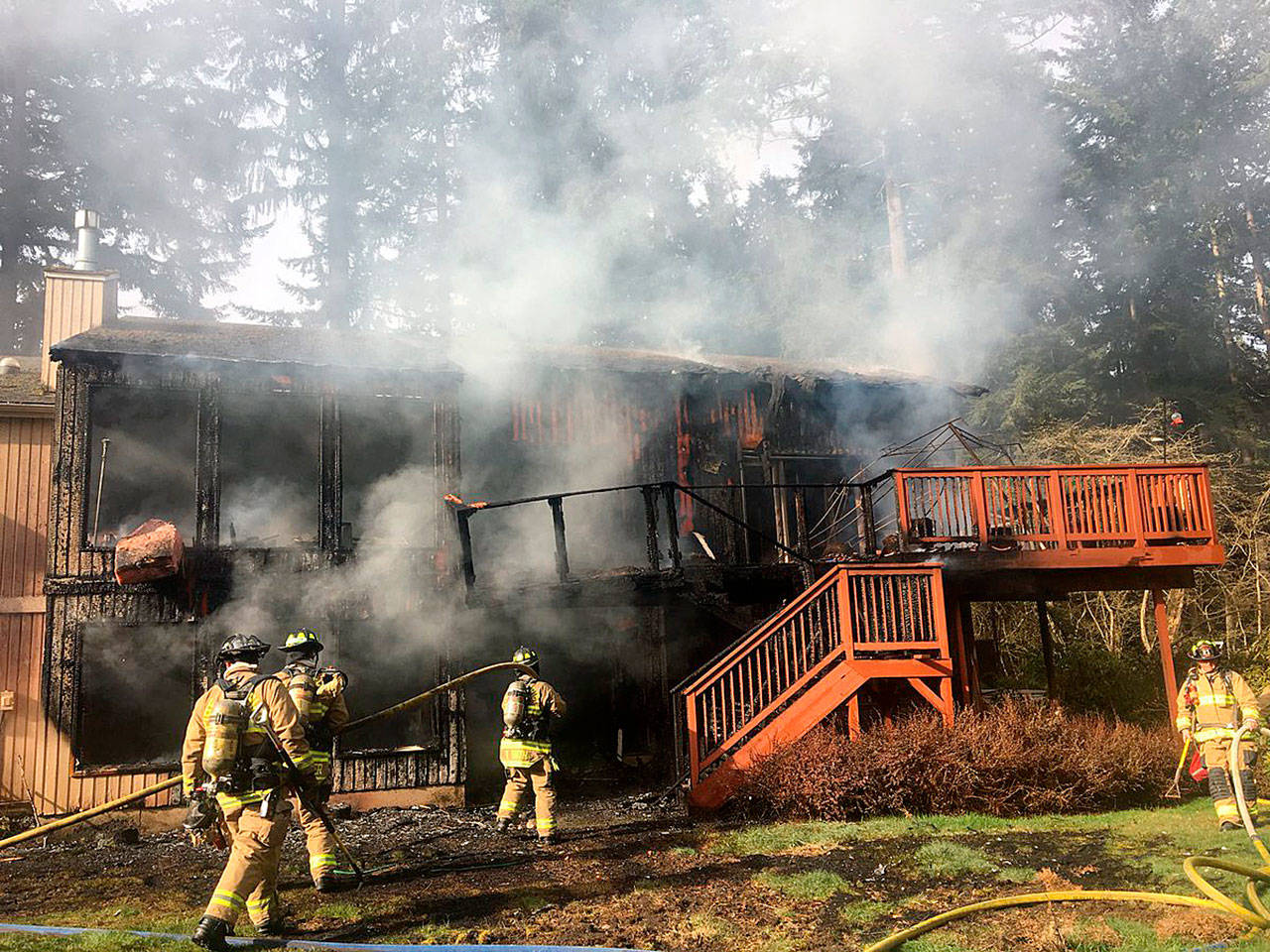 Family escapes fire at Lynnwood home