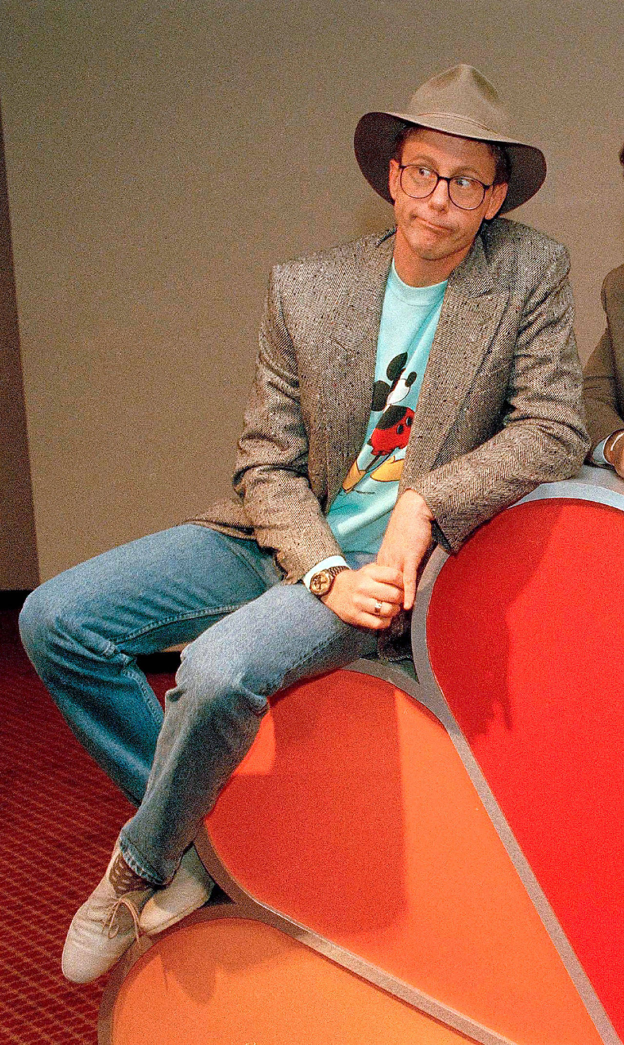 Harry Anderson poses after a press conference in New York in 1988. That actor of “Night Court” comedy series fame was found dead in his North Carolina home. (Richard Drew / Associated Press file)