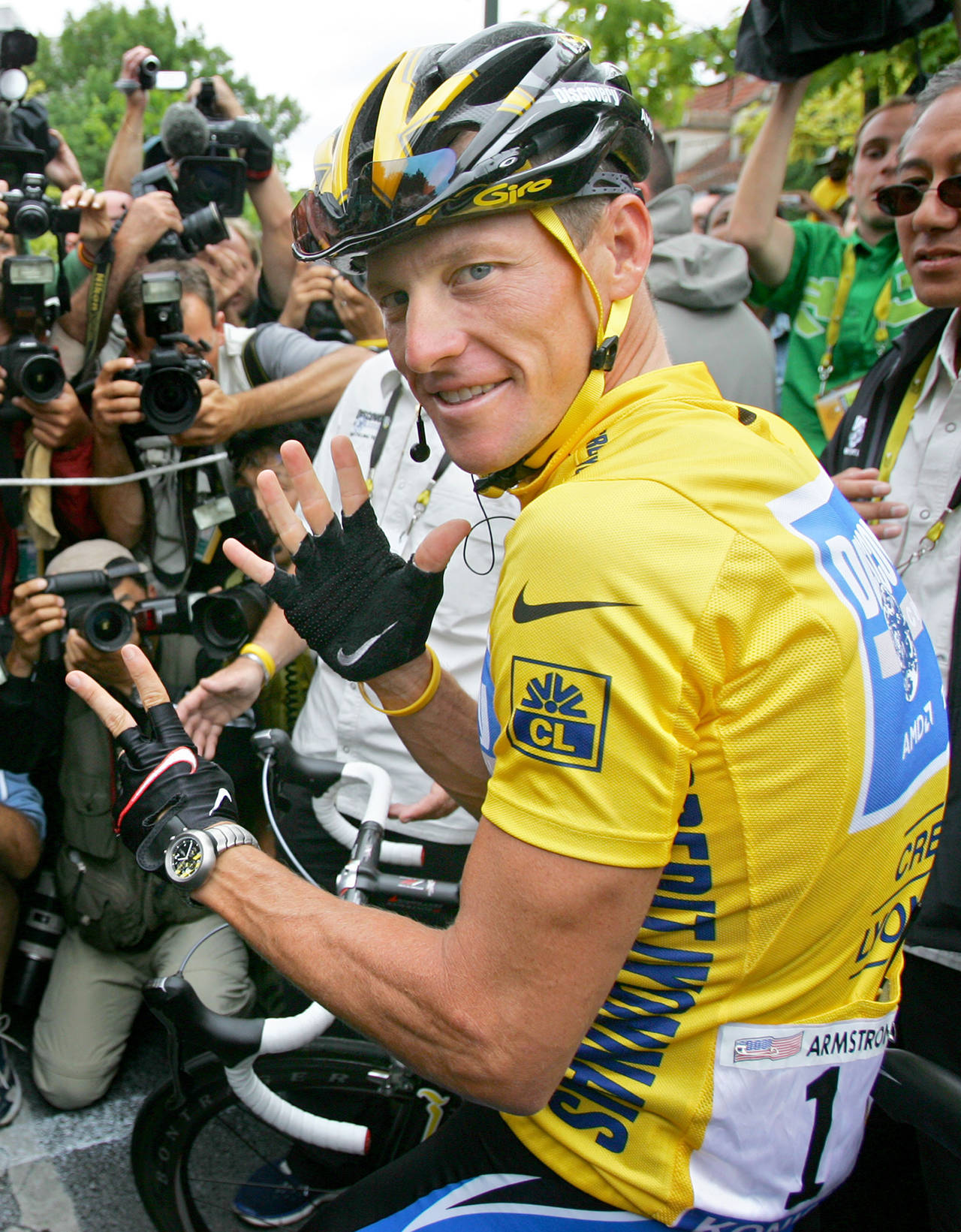 In this 2005 photo, Lance Armstrong gestures seven, for his seventh straight win in the Tour de France cycling race, prior to the start of the 21st and final stage of the race, between Corbeil-Essonnes, south of Paris, and the French capital. (AP Photo/Peter Dejong, File)