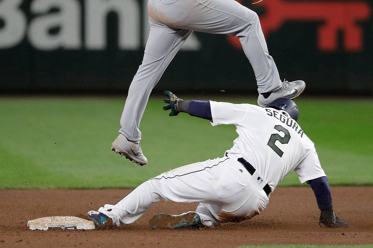 Mariners shuffle roster again