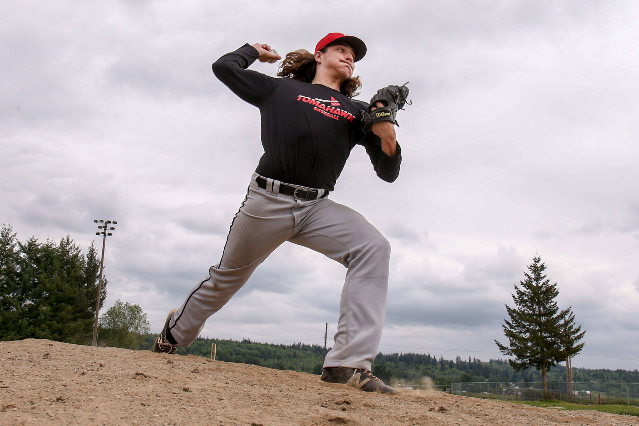 Eric Anderson warms ups during practice at Marysville Pichuck High School on May 17, 2018. (Kevin Clark / The Herald)