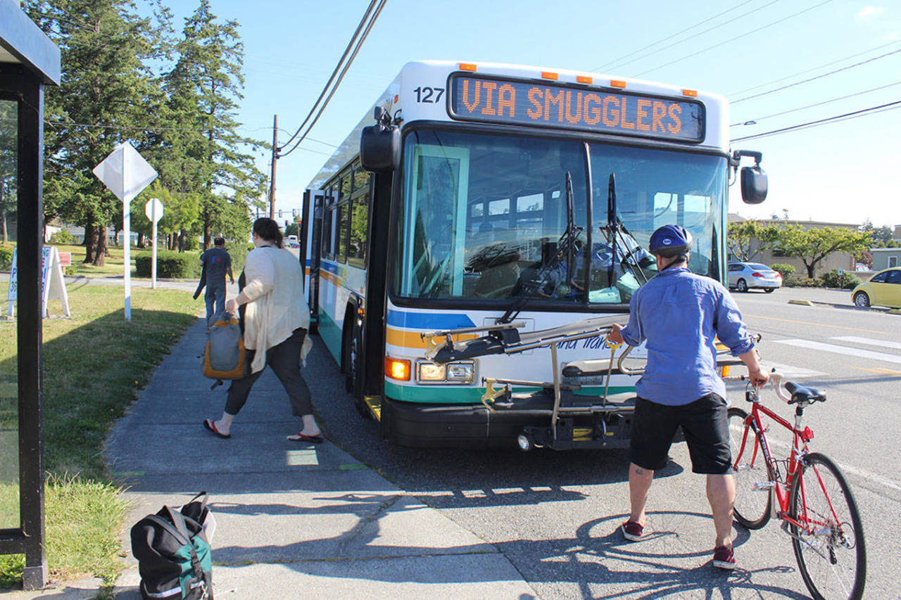 Passengers get off and on in Coupeville on a southbound Island Transit bus Tuesday morning. (Patricia Guthrie/Whidbey News Group)