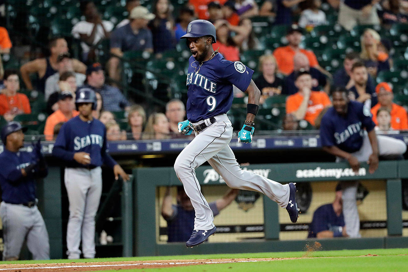 Mariners complete a 4-game sweep of the first-place Astros
