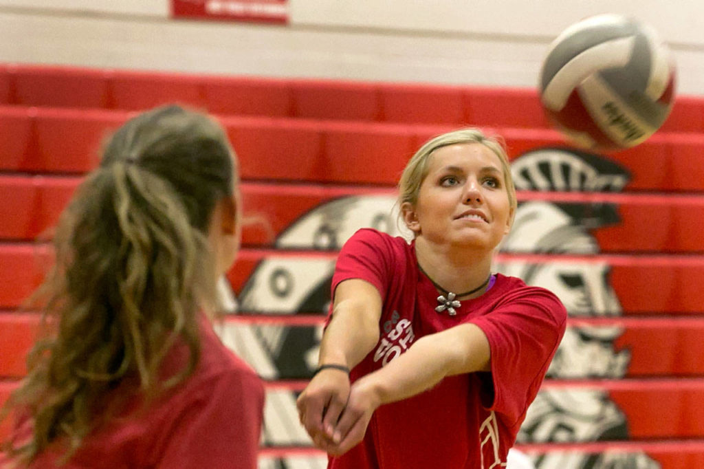 Stanwood senior Devon Martinka returns a volley during practice on Sept. 12, 2018, at Stanwood High School. (Kevin Clark / The Herald)
