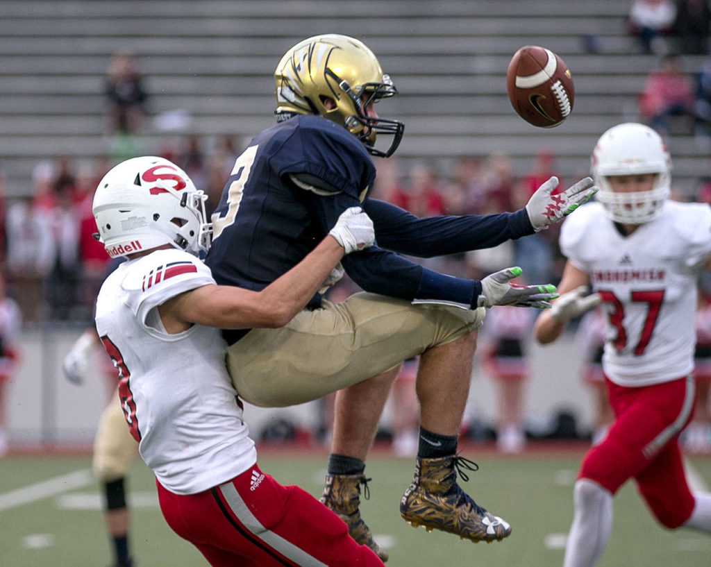 Snohomish’s Trenton Brown (left) breaks up a pass intended for Everett’s Riley Bennett during a game on Sept. 21, 2018, at Everett Memorial Stadium. (Kevin Clark / The Herald)
