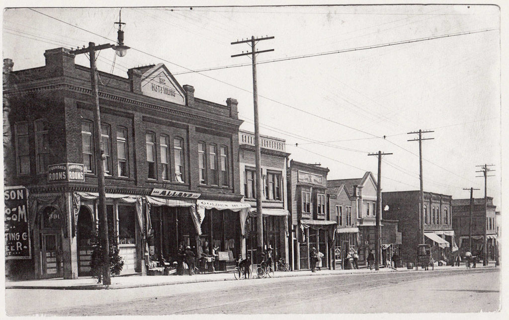 The Bast Building, at left, on Hewitt Avenue in 1911. (Everett Public Library)
