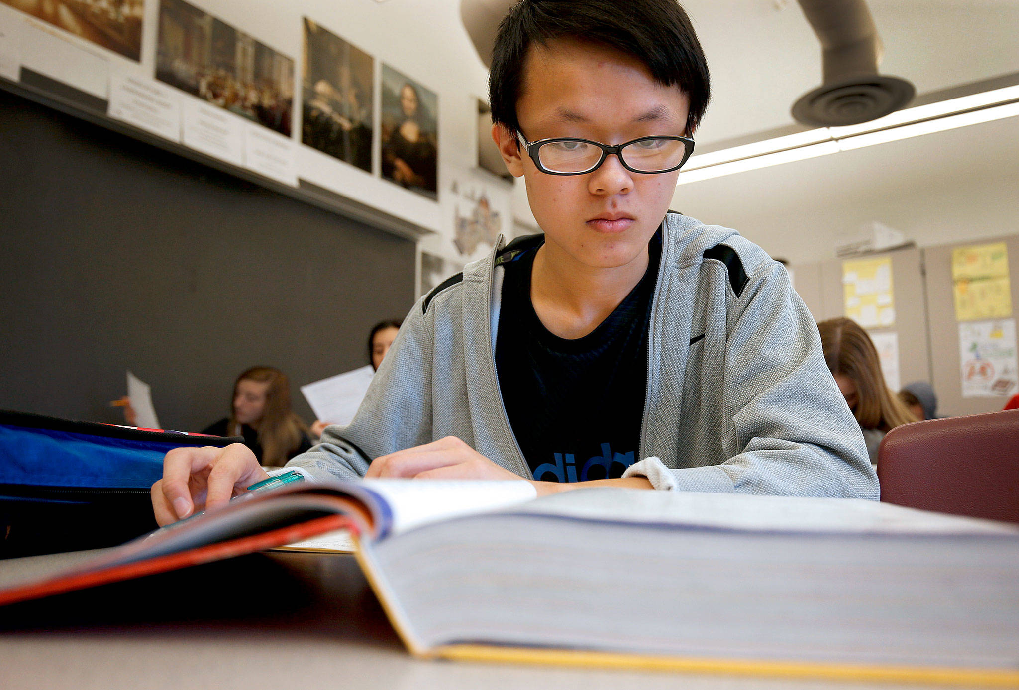 Mountlake Terrace sophomore Tommy Tran reads and takes notes during a World History 10 class on Tuesday, Oct. 16, 2018 in Mountlake Terrace, Wa. The number of high school credits required to graduate is increasing to 24 at the state level for the class of 2019. With a standard schedule of six daily classes for four years, a student would need to pass every course. (Andy Bronson / The Herald)