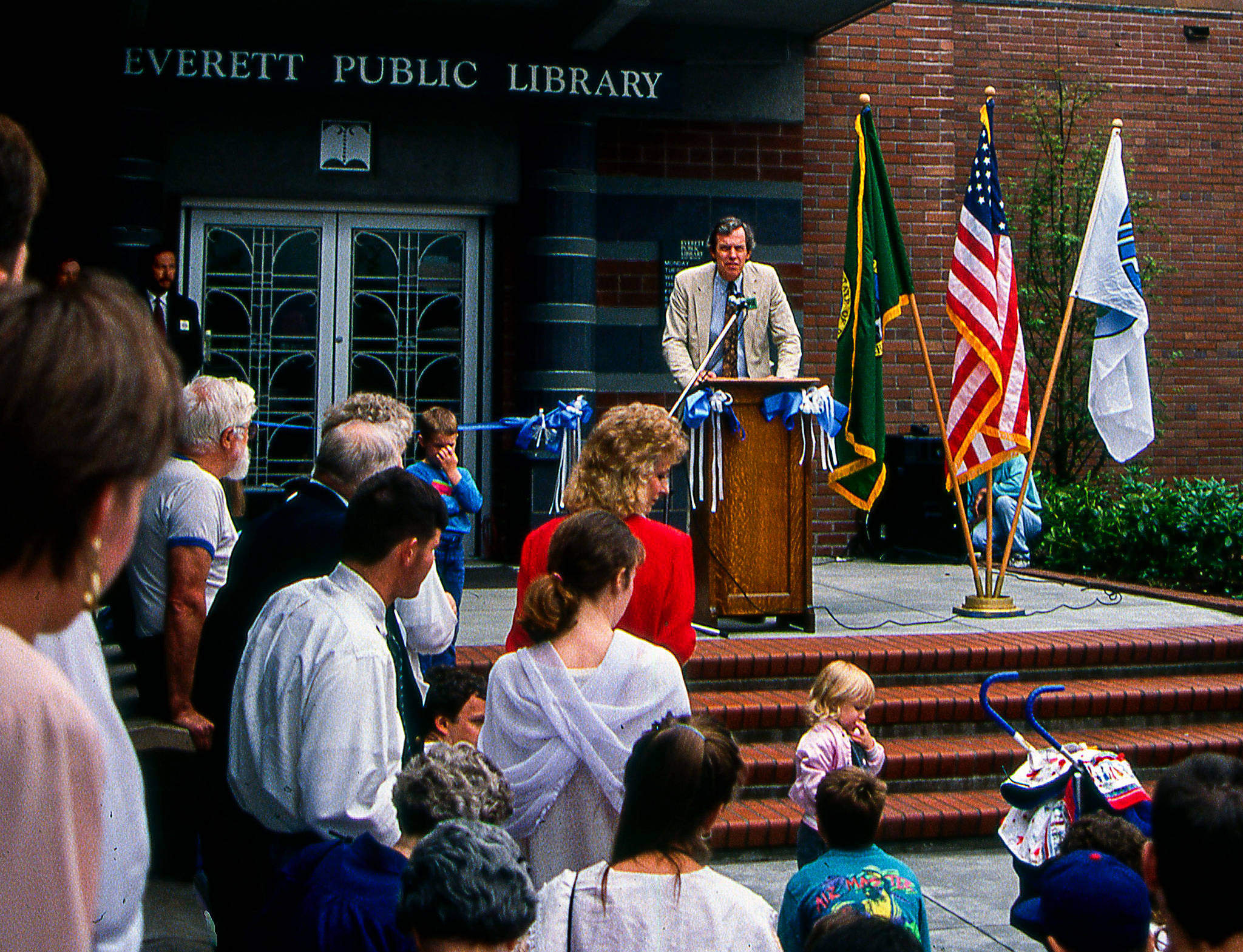 Mark Nesse, the Everett Public Library’s longest-serving director, speaks to a crowd on Aug. 10, 1991, at the grand opening of the newly renovated library. Nesse died Sunday at age 75. (Courtesy Everett Public Library)