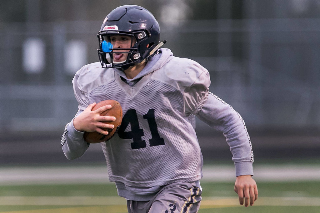 Arlington’s Griffin Gardoski runs Thursday during a practice session at Arlington High School. (Kevin Clark / The Herald) 
