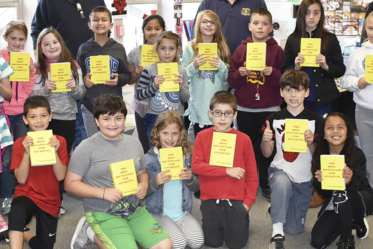 Arlington groups give dictionaries to hundreds of students