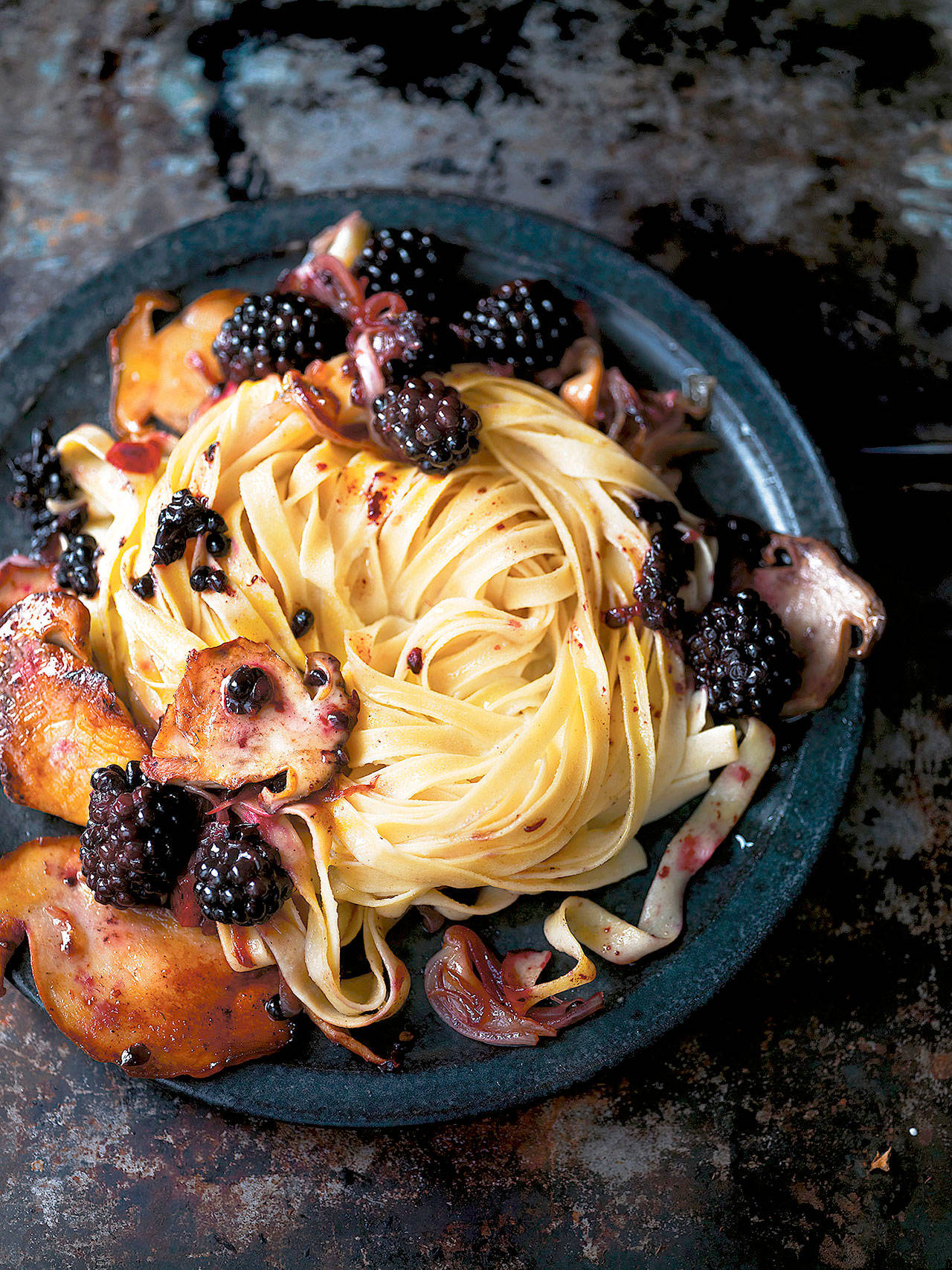 Make your own pasta for tagliatelle with porcini mushrooms in blackberries or buy it shamelessly at the store. (Photo by Gunda Dittrich)