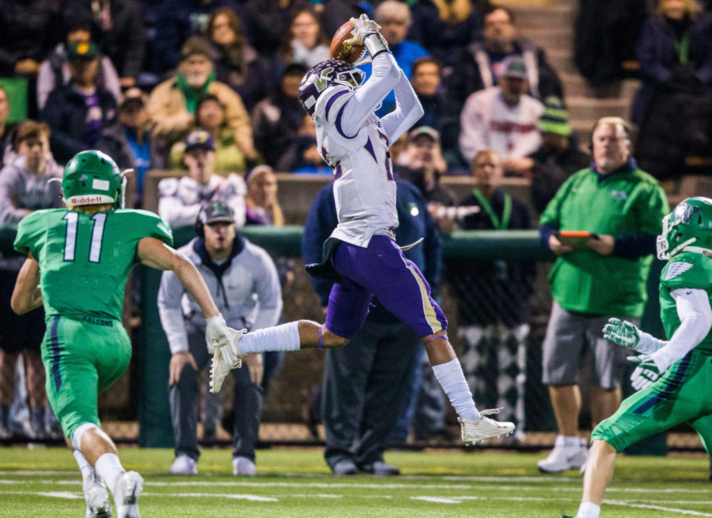 Lake Stevens&rsquo; Kasen Kinchen makes a catch during the Class 4A state state semifinal game against Woodinville at Pop Keeney Stadium on Saturday, Nov. 24, 2018 in Bothell, Wa. (Olivia Vanni / The Herald)
