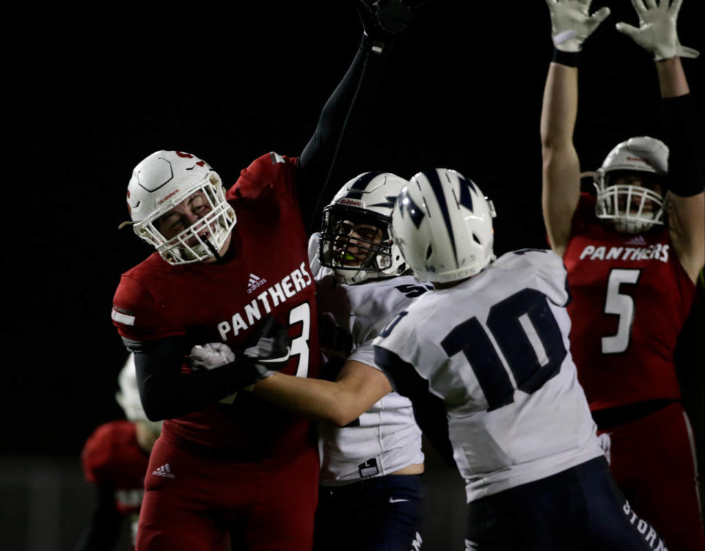 Snohomish’s Carter Cole tries to block a pass by Squalicum’s Spencer Lloyd as Snohomish beat Squalicum 30-27 Oct. 26, at Veterans Memorial Stadium in Snohomish. (Andy Bronson / The Herald)
